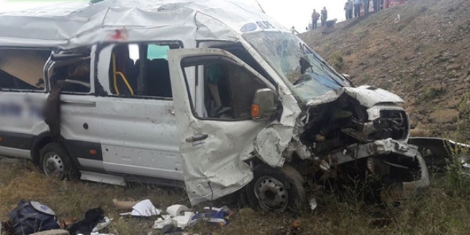 Minibüs şarampole yuvarlandı: 1 ölü, 6'sı ağır 10 yaralı var
