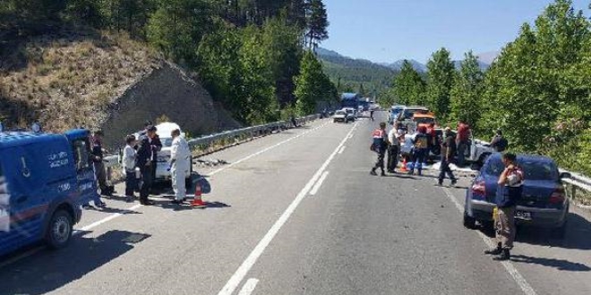 Avukat ve kardeşi, trafik kazasında öldü