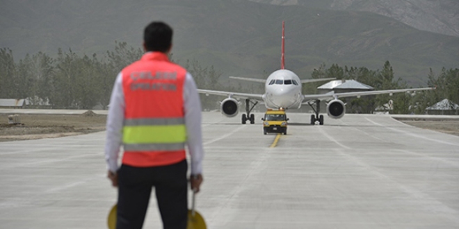 Hakkari'de havalimanı polis noktasına saldırı