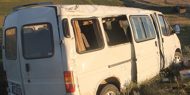 Karaman'da minibüs takla attı: 17 yaralı