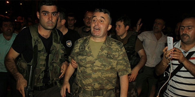 Darbeci generali polis zor kurtardı
