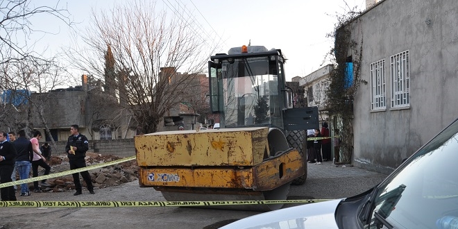 İş makinesinin altında kalan köy muhtarı öldü