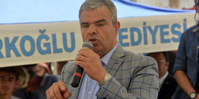 'Rektörün yürüyüşünün en başında yer alması manidardır'