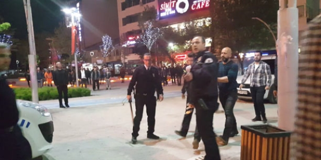 Kavgayı ayırmaya çalışan polis memuru darp edildi