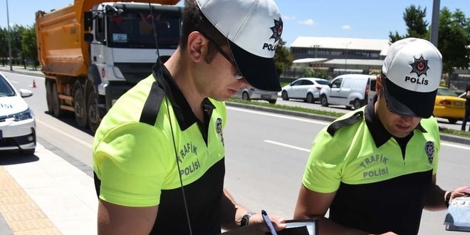 Trafikte cep telefonu kullanımına çok sıkı denetim geliyor