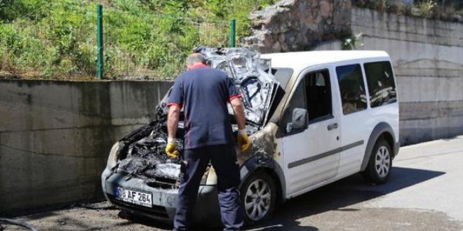 Artvin'de polis aracı yandı