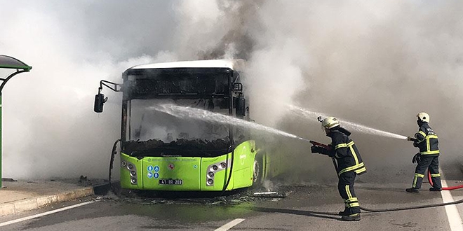 Kocaeli'de halk otobüsü yandı