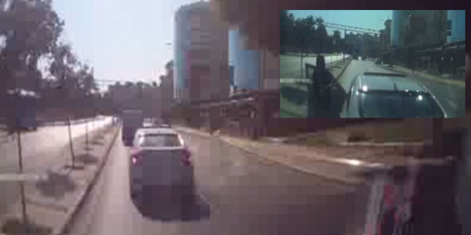 Yol isteyen ambulansın önünü kapattı