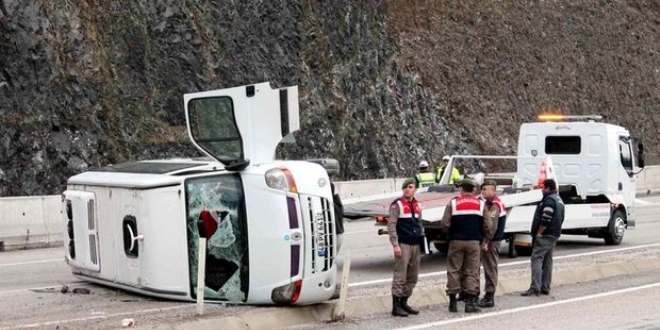 Artvin'de minibüs uçuruma yuvarlandı: 3 ölü, 10 yaralı