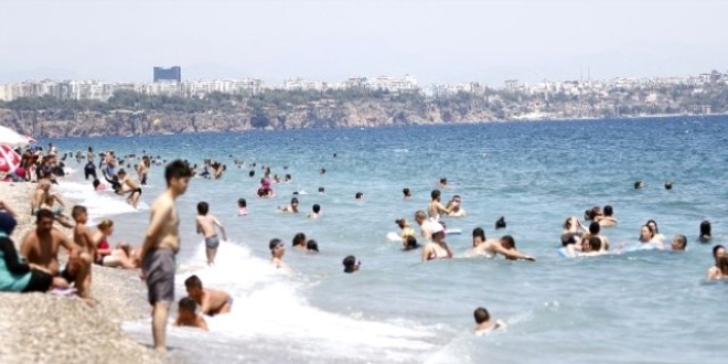 Antalya'da sıcak hava sahilleri doldurdu