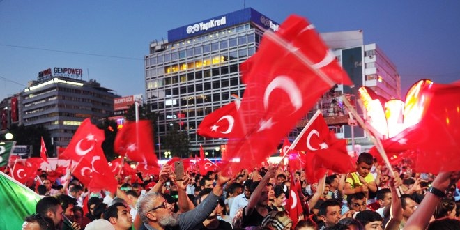 Düğünü bırakıp demokrasi nöbetine koştular