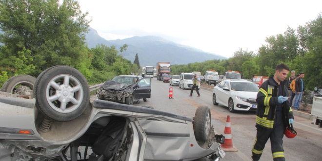 Manisa'da trafik kazası: 1 ölü, 5 yaralı