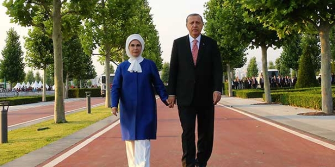 Erdoğan ve eşi ikametgahlarına yürüyerek geçti
