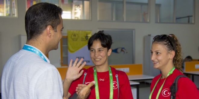 İşitme engelli kuzenlerinin sesi oldu