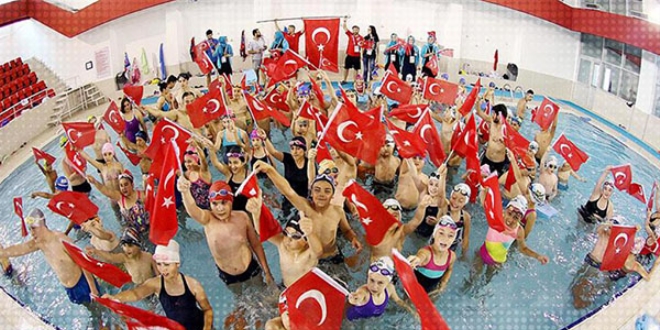 Minik yüzücüler 15 Temmuz şehitlerini unutmadı