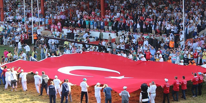 Kırkpınar Er Meydanı'nda Türk bayrağı açıldı