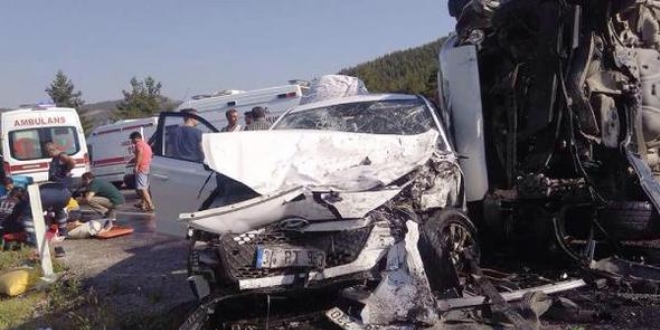 Burdur'da karavanla otomobil çarpıştı: 9 yaralı