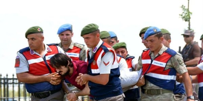 Cezaevi aracından inmeyen FETÖ sanığını jandarma salona götürdü