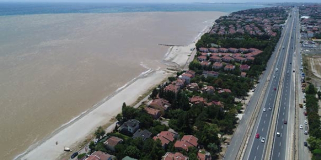 Silivri sahilleri çamur rengine döndü
