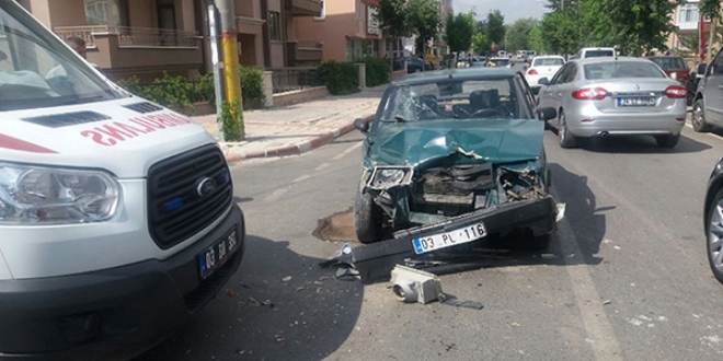 Çarptıkları 112 Acil ambulansının görevlilerini darp ettiler