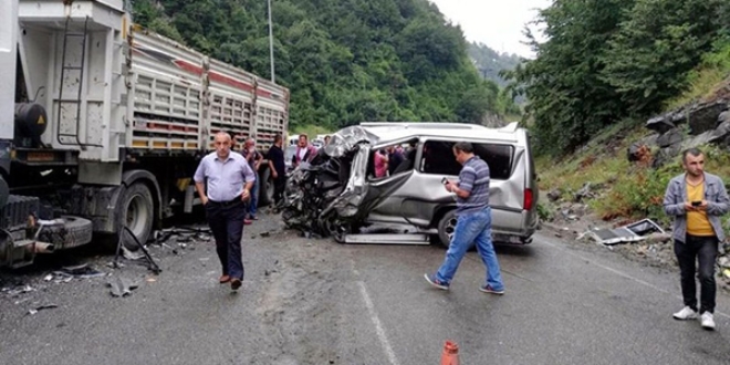 Aynı yolda 3 kaza: 1 ölü, 15 yaralı