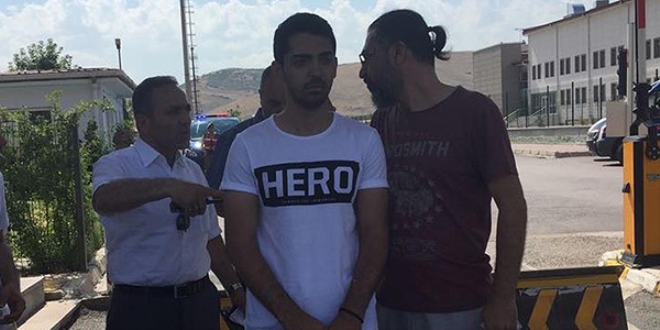 'Hero' yazılı tişörtle duruşmaya gelen şüpheli tutuklandı