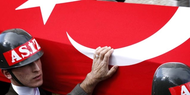 Şehit öğretmenin ailesi acısını dindirmeye çalışıyor
