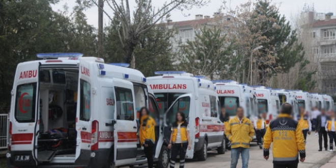 Sağlık çalışanları taleplerini 'ambulans' ile gönderdi