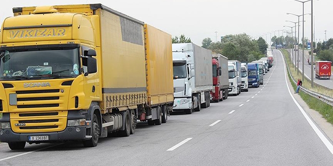 Kapıkule'de 8 kilometrelik tır kuyruğu