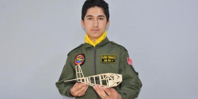 Pilotluk hayallerine ilk adımı model uçakla atıyorlar