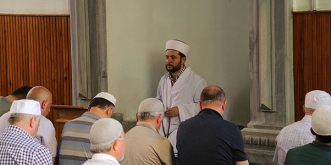 7/24 açık camide 'farklı' bir imam