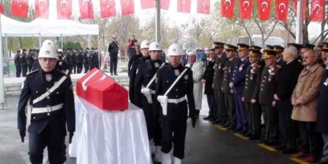 stanbul'da ehit olan polisler iin tren dzenlendi