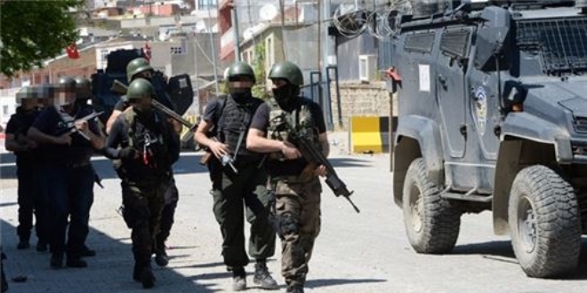 Hakkari'de bir terörist teslim oldu