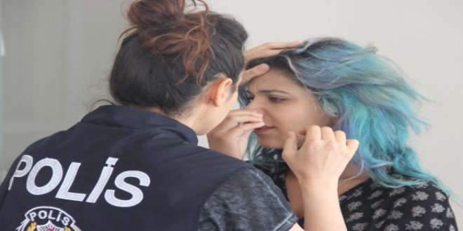 Burnundaki piercing sınavdan ediyordu