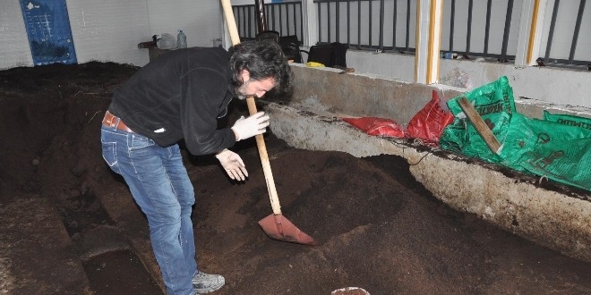 Emekli retmen, solucan gbresi retim tesisi kurdu