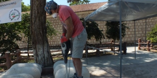 Bu köyün mimarisini üniversiteli heykeltıraşlar yeniliyor