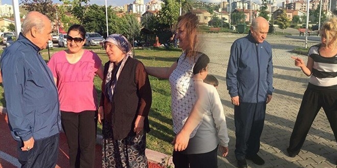Bahçeli'den eşofmanlı tarz