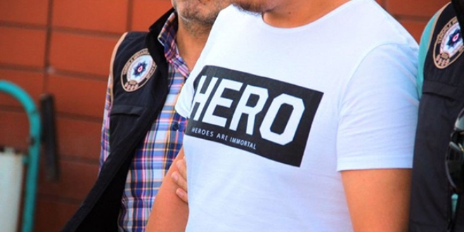 'Hero' yazl tirt giyen 7 kii serbest brakld