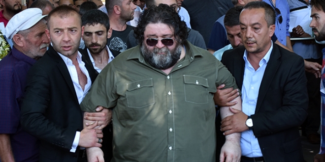 Polis gözetiminde cenazeye katıldı, iki oğlunu toprağa verdi