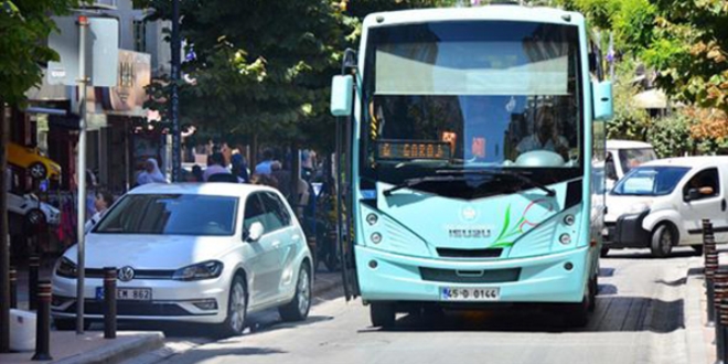 Park yasağına uymayan sürücülere kızıp yolu kesti