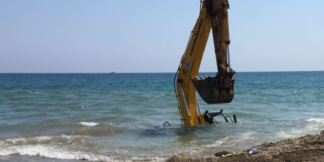 Mersin'de iş makinesi denize battı