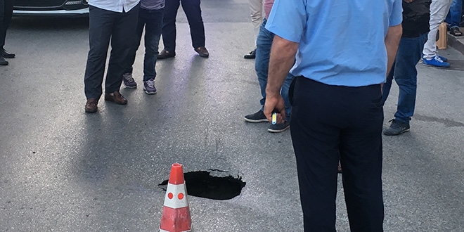 Fatih'te yol çöktü, cadde trafiğe kapatıldı