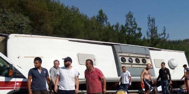 Sinop'ta yolcu otobüsü devrildi