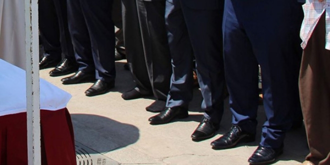 Başkan, çıkardığı ayakkabılarını namaz sonrası bulamadı