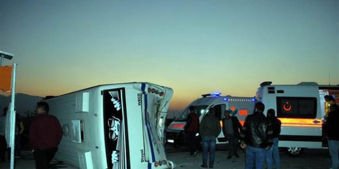 Tarım işçilerini taşıyan minibüs ile çekici çarpıştı: 7 yaralı