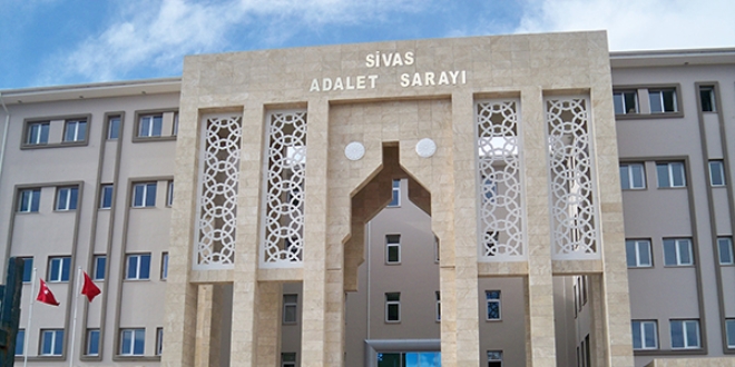 Sivas'ta 1 eski öğretmen ve 2 eski polis tahliye edildi