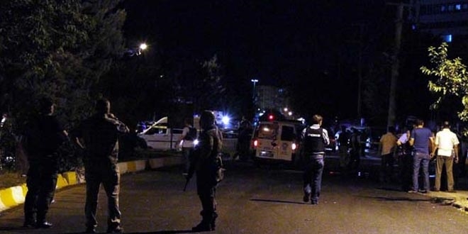 Diyarbakır'da ilçe emniyet müdürlüğüne el bombalı saldırı