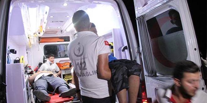 Minibüs elektrik direğine çarptı: 17 yaralı
