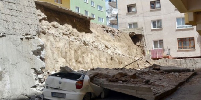 Şişli'de istinat duvarı çöktü 5 katlı bina boşaltıldı