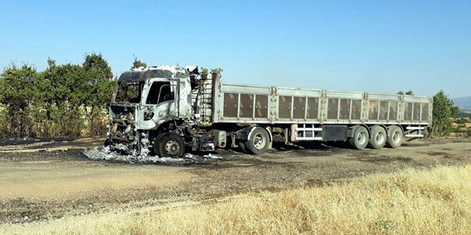 PKK'lı teröristler yol kesip TIR yaktı